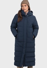 Marineblaue Steppjacke mit langem Schnitt, horizontalen Nähten, Kapuze und Seitentaschen; aus gestepptem, gepolstertem Material gefertigt.