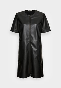 Robe en cuir noir à manches courtes, col rond, fermeture éclair à l'avant et deux poches latérales. Texture lisse avec une silhouette ajustée.