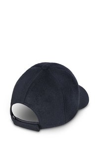 Granatowa czapka wykonana z miękkiego, teksturowanego materiału, z tylnym otworem i regulowanym paskiem. Posiada okrągłą koronę i zakrzywiony daszek.