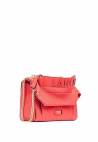 Sac à main en cuir rouge avec une finition texturée, doté d'une bandoulière en chaîne, d'une poche à rabat et d'un logo "LANCEL" embossé sur le dessus.