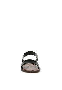 Sandalo nero con due ampie cinghie. Presenta una soletta marrone testurizzata e una tomaia in pelle liscia. Design leggero e piatto.