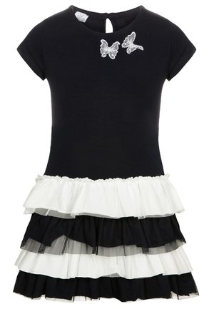 Schwarzes kurzärmeliges Kleid mit geschichtetem schwarz-weißem Rüschrock und zwei weißen Schmetterlingsapplikationen in der Nähe des Ausschnitts.