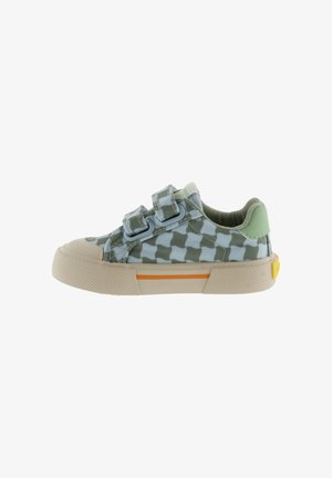 Velcro-sneaker met een bovenzijde in lichtblauw en groen patroon, een beige rubberen zool en een oranje streepdetail. Ontwerp met afgeronde neus.