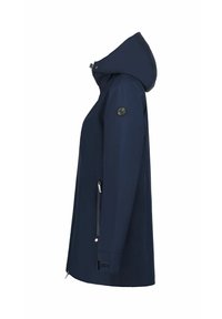 Veste longue bleu marine avec capuche, dotée d'une fermeture éclair à l'avant, de poches latérales, et d'un logo circulaire sur la manche gauche. Matière lisse et imperméable.