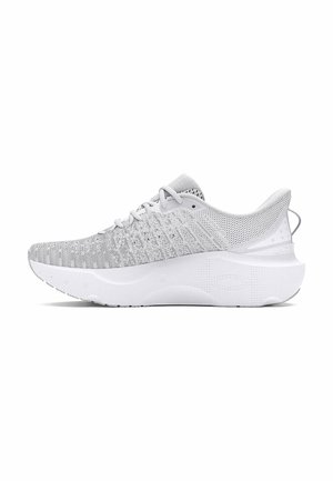 Zapato atlético ligero en gris, con parte superior de malla texturizada, suela blanca acolchada, punta redondeada y detalles de patrón sutiles.