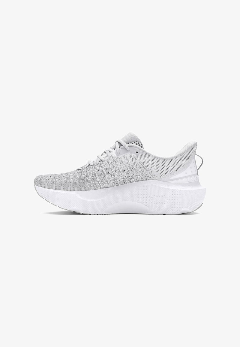 Chaussure de sport légère en gris, dotée d'une tige en maille texturée, d'une semelle blanche rembourrée, d'un bout arrondi et de détails de motif subtils.