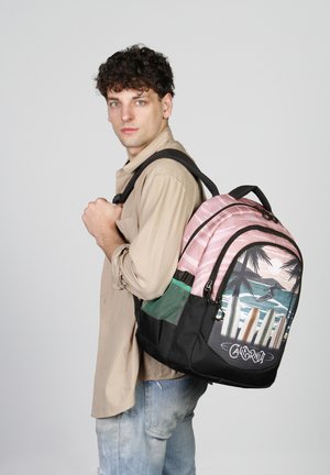 Mochila negra y rosa con diseño de palmera, bolsillo lateral de malla y texto gráfico. Diseñada con correas ajustables y cierre de cremallera.