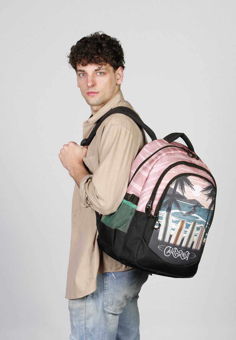 Mochila negra y rosa con diseño de palmera, bolsillo lateral de malla y texto gráfico. Diseñada con correas ajustables y cierre de cremallera.