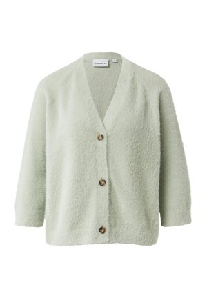 Jasnozielony kardigan wykonany z miękkiego, teksturowanego materiału, z dekoltem w serek, rękawami o długości trzy czwarte i pięcioma guzikami z przodu.