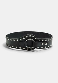 Zwarte leren riem met ronde zilveren studs en een grote metalen ringgesp. Heeft een gladde textuur en verstelbare gaten langs de lengte.
