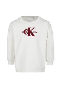 Sudadera blanca con un cuello redondo, puños y dobladillo elásticos. Presenta un logo bordado en granate con "CK" y el texto "Calvin Klein Jeans".