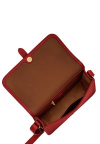 Sac à main en cuir rouge avec un extérieur texturé, une doublure intérieure en cuir lisse marron, une fermeture pression et une poche zippée à l'intérieur. Sangle réglable incluse.
