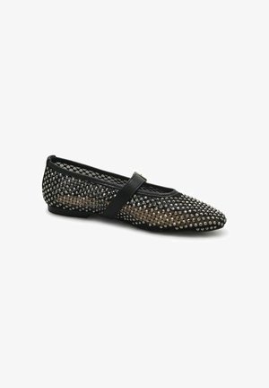 Scarpa piatta in rete nera con borchie argento, con un cinturino nero sulla parte superiore e un tacco basso.