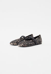 Ballerines imprimé léopard avec une surface texturée, ornées de clous noirs, dotées d'une bride élastique noire et d'un design à bout rond.