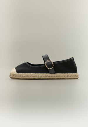 Espadrille Mary Jane noire avec semelle en jute tressé et bout rond, dotée d'une bride à boucle dorée sur le dessus.