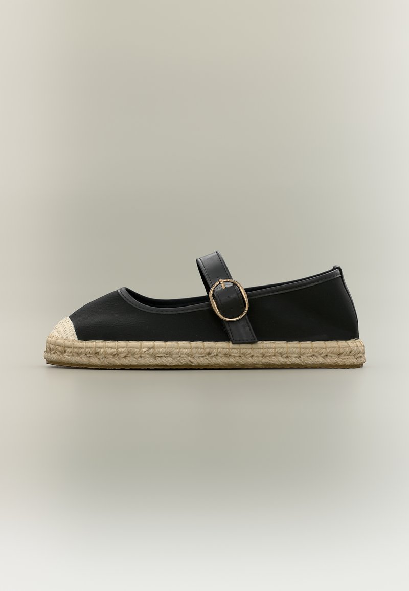 Μαύρο espadrille Mary Jane με πλεκτή σόλα από τσόχα και στρογγυλεμένο μπροστινό κάλυμμα, με χρυσή πόρπη στο λουράκι πάνω από το πόδι.