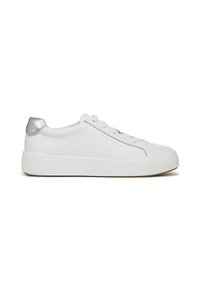 Basket blanche en cuir lisse avec un accent métallisé argenté au niveau du talon. Présente un bout rond et une semelle en caoutchouc robuste et texturée.
