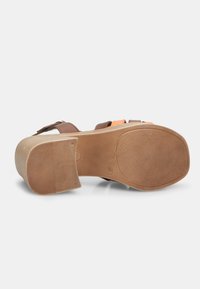 Bata Sandaalit nilkkaremmillä - brown