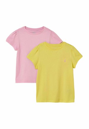 Dve krátke tričká s okrúhlym výstrihom pre deti, jedno pastelovo ružové a jedno jasne žlté s malým vyšívaným logom na žltom tričku.