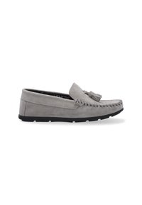 Grijze suède moccasin schoen met een gestikte teenaccent en franjen detail; ronde vorm en zwarte rubberen zool voor grip.