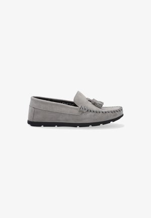 Grijze suède moccasin schoen met een gestikte teenaccent en franjen detail; ronde vorm en zwarte rubberen zool voor grip.