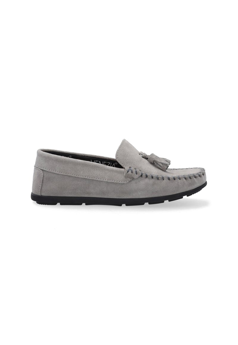 Grijze suède moccasin schoen met een gestikte teenaccent en franjen detail; ronde vorm en zwarte rubberen zool voor grip.