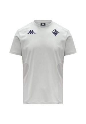 Maglietta sportiva grigio chiaro a maniche corte con logo Kappa blu scuro ed emblema a forma di diamante con fleur-de-lis sul petto.