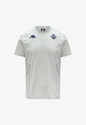 Maglietta sportiva grigio chiaro a maniche corte con logo Kappa blu scuro ed emblema a forma di diamante con fleur-de-lis sul petto.