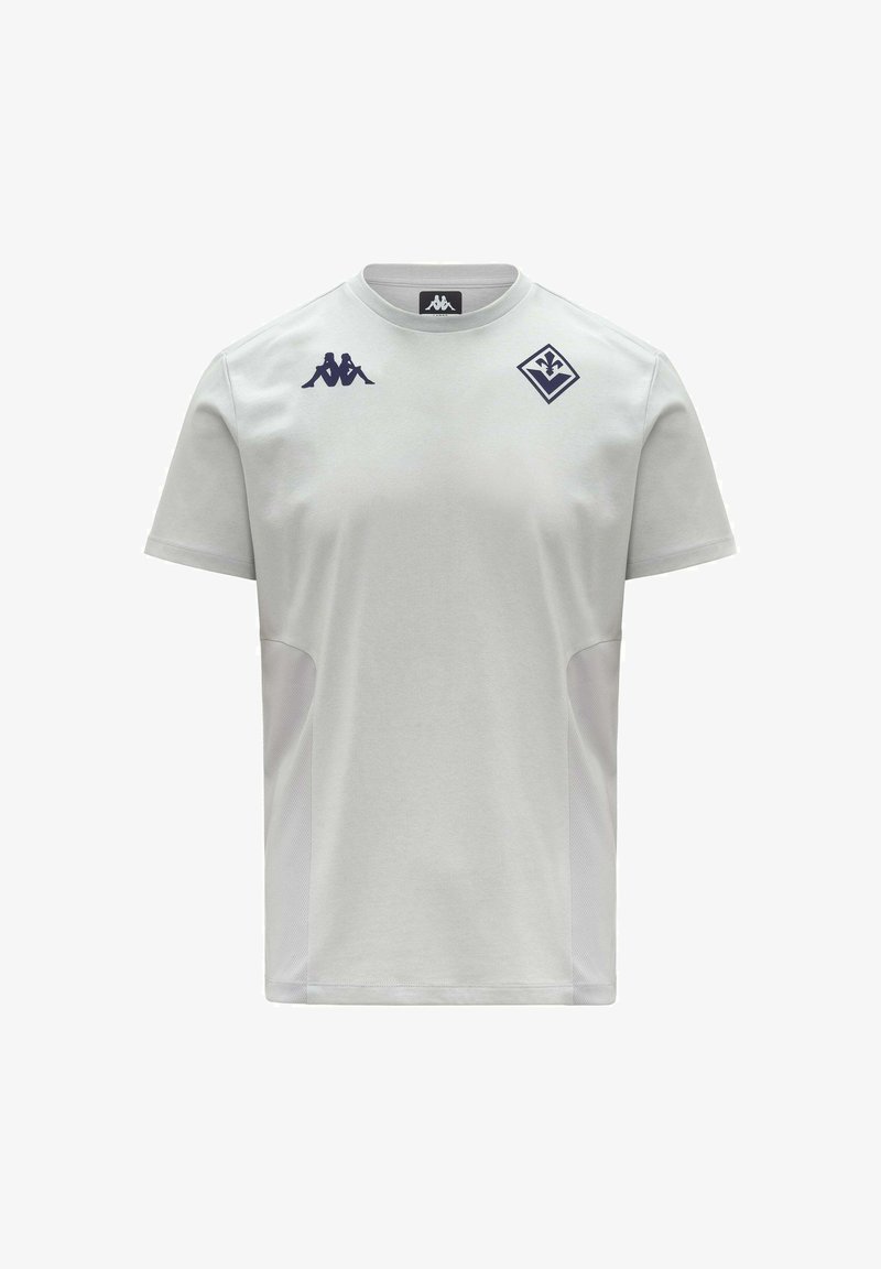 T-shirt de sport gris clair à manches courtes avec logo Kappa bleu foncé et emblème en forme de losange avec une fleur de lys sur la poitrine.
