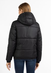Zwarte pufferjack met capuchon, voorzien van gequilte secties, elastische manchetten en een ingezette zoom. Soepele textuur en lichtgewicht ontwerp.