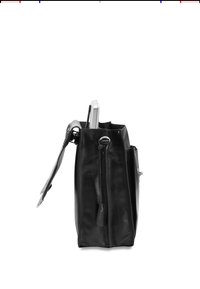 Bolso tote de cuero negro con un diseño estructurado, forma vertical, dos bolsillos laterales y una correa de hombro extraíble. Contiene una laptop en su interior.