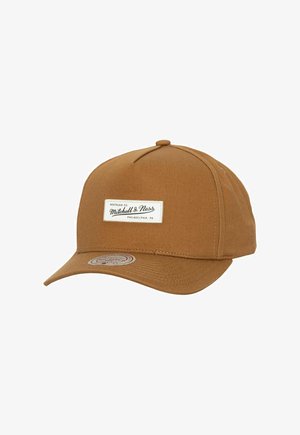 Cappellino da baseball marrone realizzato in tessuto texturizzato con visiera curva. Presenta un'etichetta bianca con il testo "Mitchell & Ness" sul fronte.
