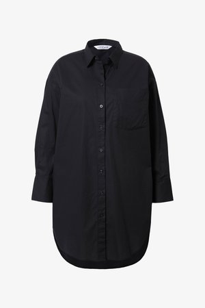 Długa czarna koszula zapinana na guziki z kołnierzykiem, długimi rękawami, kieszenią na piersi i zaokrąglonym dołem.