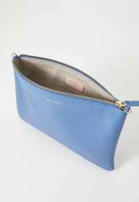 Clutch bag in pelle blu con superficie texturizzata, zip dorata e interno grigio chiaro. Presenta un piccolo etichetta del marchio all'interno.