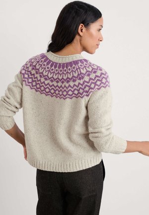 Strickpullover mit einem cremefarbenen Körperteil und einem lila gemusterten Einsatz, rundem Ausschnitt sowie gerippten Bündchen und Saum. Texturiertes Wollmaterial.
