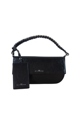 Borsa a tracolla in pelle nera con manico intrecciato e targhetta rettangolare attaccata, entrambe con il logo "John Richmond" in lettere bianche.