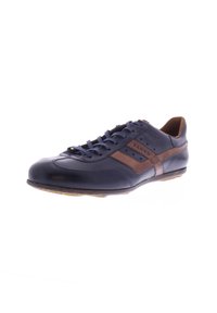 Námořnické kožené sneakers s hnědými akcenty, zaoblenou špičkou a plochou gumovou podrážkou. Obsahuje šněrování a perforovaný design pro ventilaci.
