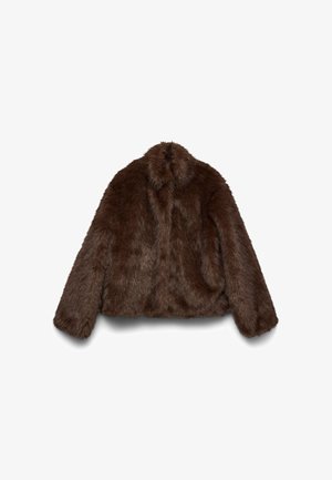 Brun jakke i kunstpels med myk tekstur, høy krage og lange ermer; kort design fremhever dens voluminøse form.