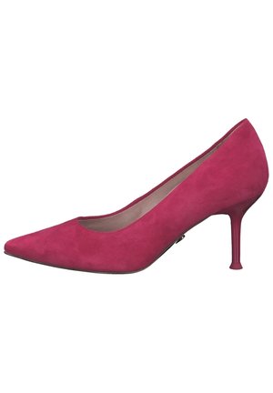 Zapato de tacón de ante fucsia con punta afilada y un tacón delgado y alargado. El interior está forrado, con una suela lisa y de color rosa sólido.