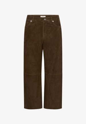 Pantalones de ante marrón de pierna ancha con trabillas para cinturón, botón frontal, cierre de cremallera y bolsillos delanteros y traseros.