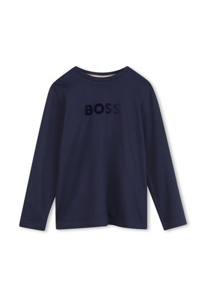 Marineblauw shirt met lange mouwen en ronde hals met het woord "BOSS" in donkere letters op de borst gedrukt.