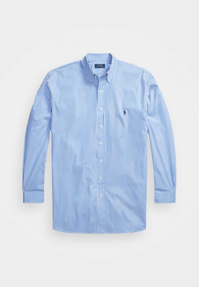 Modra in bela prugasta srajca z dolgimi rokavi z ovratnikom na gumb, ki ima majhno logo na prsih in gumbnice na rokavih.