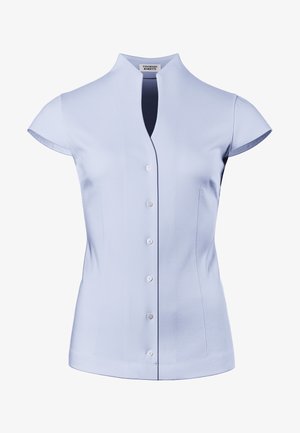 Chemise bleu clair avec un col montant court, des manches courtes et une fermeture à boutons sur le devant. Fabriquée en tissu lisse avec une coupe ajustée.