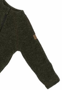 Sötétzöld polárdzseki cipzáros záródással, texturált felülettel, bordázott mandzsettákkal és egy kis márkacímkével az ujjon.