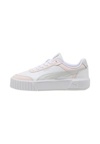 Zapatilla baja blanca y beige de Puma con suela gruesa, cierre de cordones y logotipo de Puma en el lateral y en el talón.