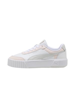 Baskets Puma basses blanches et beige avec semelle épaisse, fermeture à lacets et logo Puma sur le côté et le talon.