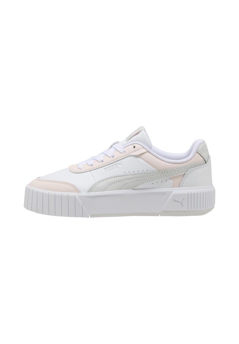 Zapatilla baja blanca y beige de Puma con suela gruesa, cierre de cordones y logotipo de Puma en el lateral y en el talón.