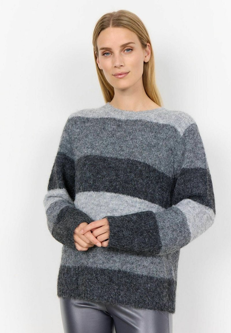 Pullover lavorato a maglia con strisce orizzontali in diverse tonalità di grigio. Texture spessa, collo rotondo e maniche larghe. Materiale morbido e caldo.