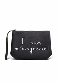 Zwarte ritszak met polsband en witte tekst in het Catalaans "E nun m'angoscià!" aan de voorkant.