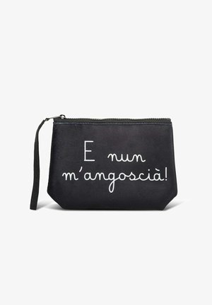 Borsetta nera con cerniera e cinturino da polso, con testo bianco in catalano che recita "E nun m'angoscià!" sul davanti.